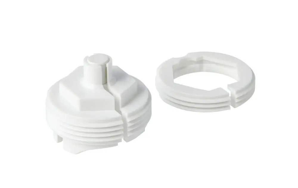 Weiße Kunststoffadapterteile, die Bestandteil des Links von Danfoss sind, ausgelegt für die Montage auf Giacomini- und Caleffi-Produkten.